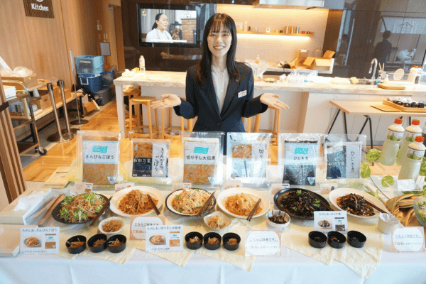 減塩に配慮した新ブランド「たのしお」のおいしさを伝えるケンコーマヨネーズの竹村真琴さん