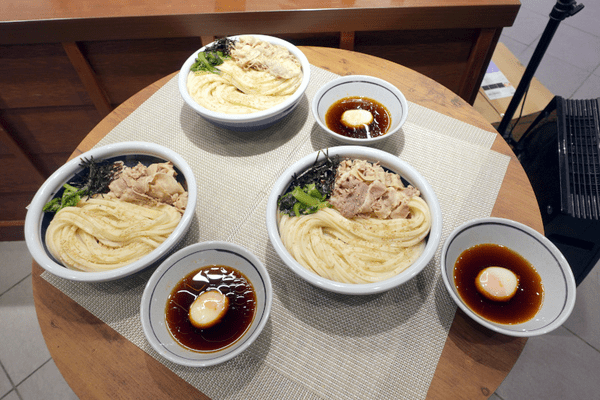 丸亀製麺、冷たいうどん「旨辛 豚つけ汁うどん」と「柑橘香る ねばとろ鶏ぶっかけうどん」を期間限定販売