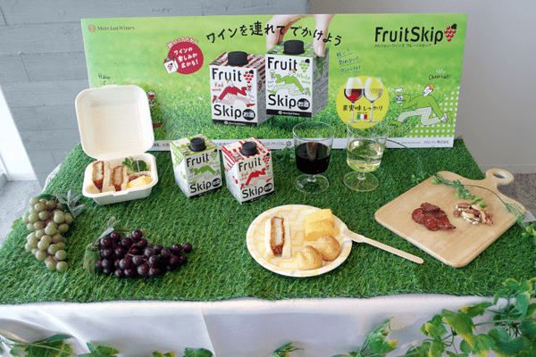 メルシャン、ワインを楽しむシーンを広げる「メルシャン・ワインズ フルーツスキップ レッド/ホワイト」を発売