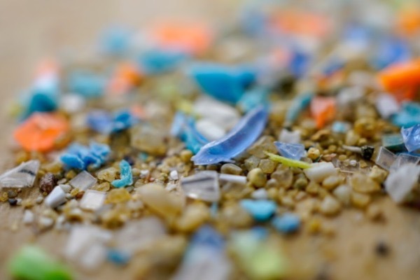 マイクロプラスチックが環境や人体に与える影響と対策について解説