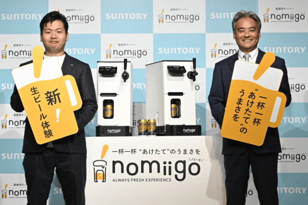 サントリー 「ノミーゴ」発表会、多田寅本部長(右)、伊藤優樹氏(左)