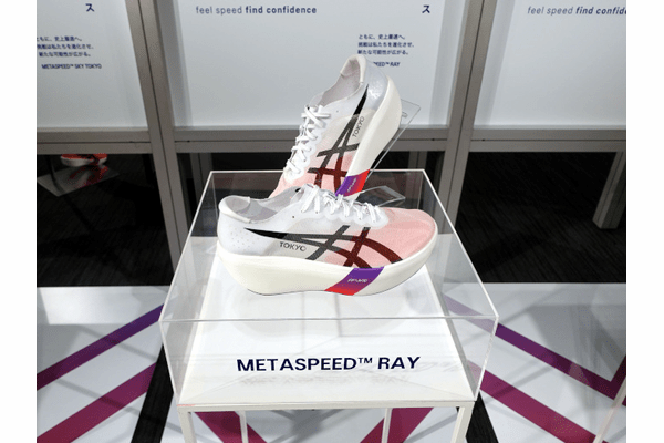 アシックス、トップアスリート向けランニングシューズ「METASPEED RAY」「METASPEED SKY TOKYO」「METASPEED EDGE TOKYO」を発売