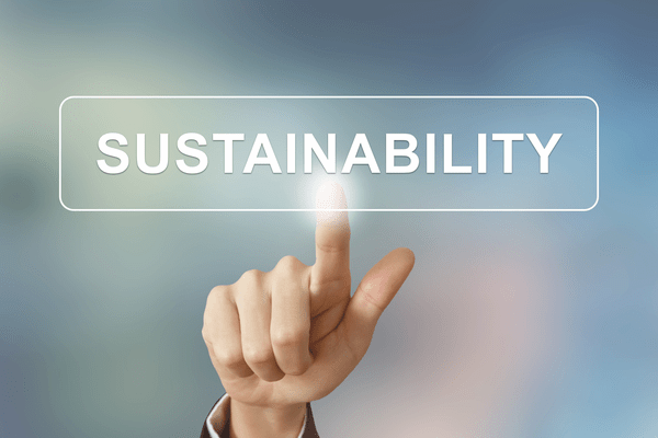 『SUSTAINABILITY』の文字を指でタッチしている様子。