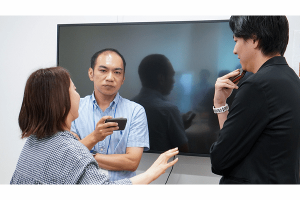 アイル社社員に相談するメンバー