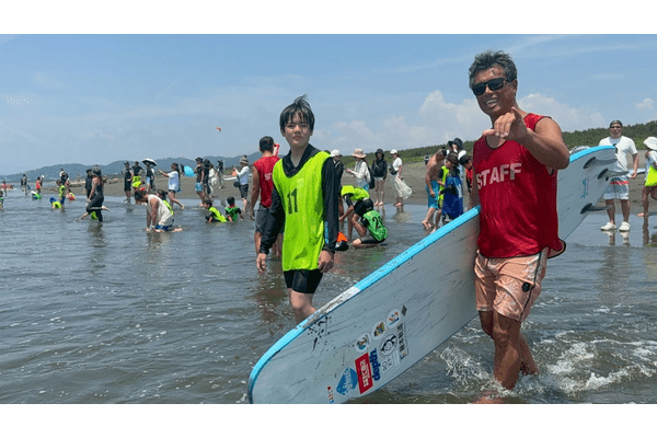 サーフィンを通じて海の大切さを伝えたい!世界大会の入賞実績を持つプロサーファーが教える「海の学校」とは?