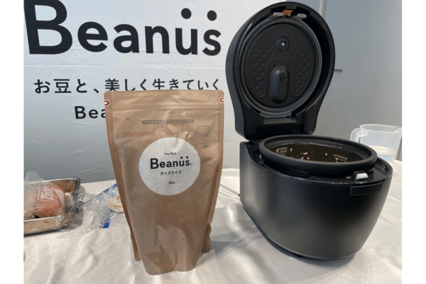 三菱ジャー炊飯器「本炭窯 紬」（写真右）とフジッコのダイズライス「Beanus（ビーナス）」