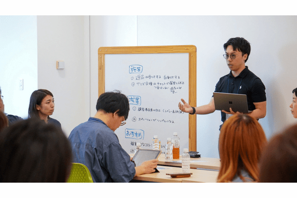 発表するメンバー。