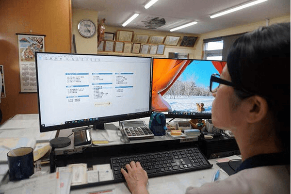 勤怠管理システムで従業員の勤務状況を確認する様子