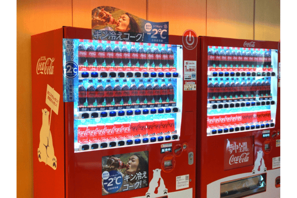 「いつもより2℃冷たい自動販売機」(左)と通常の自動販売機