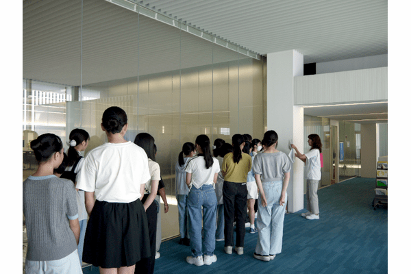 東京都、STEM分野での活躍を推進する女子中高生向けオフィスツアーをサントリーで開催、オリジナルフルーツティーの試作に挑戦