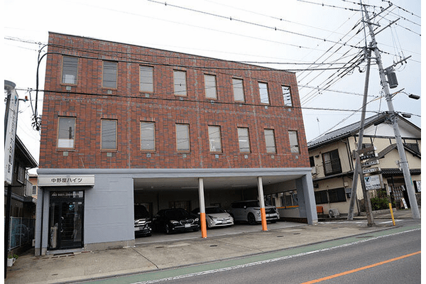 那須塩原市にある大向電設本社社屋。祖父母はかつてこの場所で旅籠(はたご)を営んでいたという