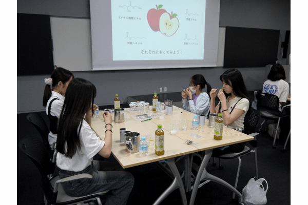 東京都、STEM分野での活躍を推進する女子中高生向けオフィスツアーをサントリーで開催、オリジナルフルーツティーの試作に挑戦