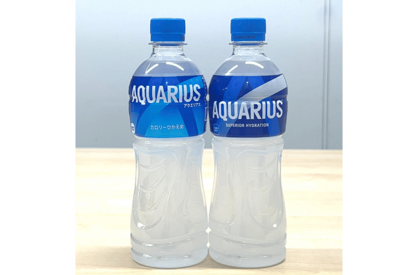 (左)「アクエリアス」旧製品、(右)「アクエリアス」新製品
