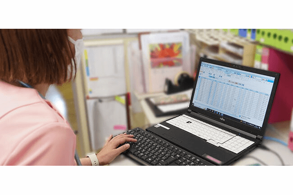 介護業務支援システムを活用する様子