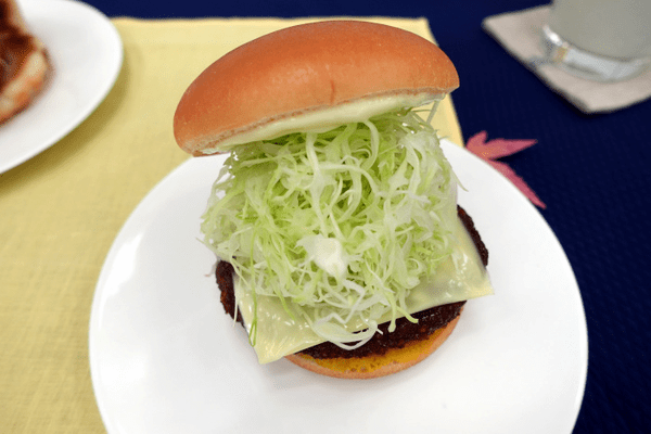 モスバーガー、「月見フォカッチャ」と「メンチカツチーズバーガー」を発売、秋の味覚さつまいもを使用したスイーツとドリンクも