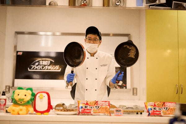 味の素冷凍食品、リニューアルした「ギョーザ」を焼いてパリッとした羽根つきギョーザが焼けた時の感動を楽しむ体験会を開催