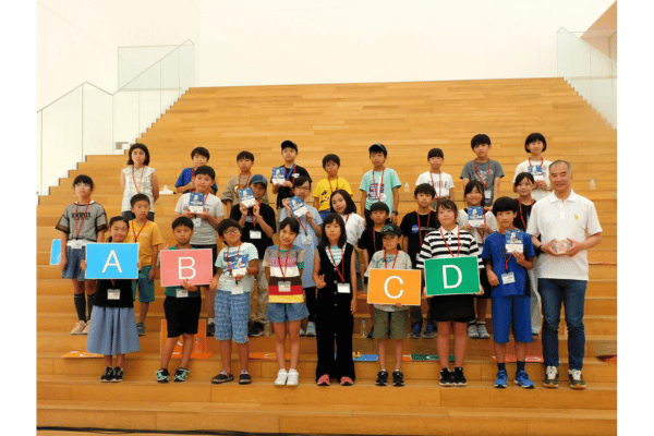 特別セミナーに参加した小学生と野口聡一名誉館長(写真右)