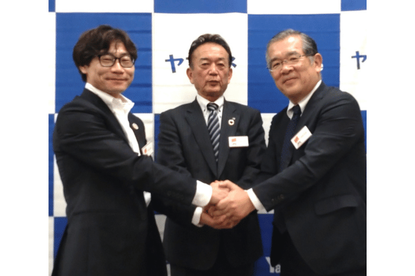 (写真右から)河原田社長、大内組合長、沖村代表