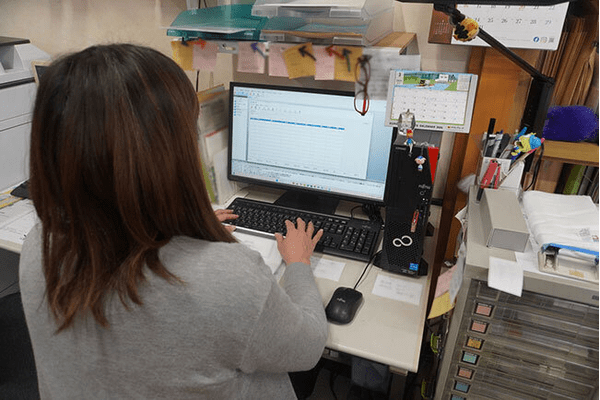 顧客管理システムを活用する様子