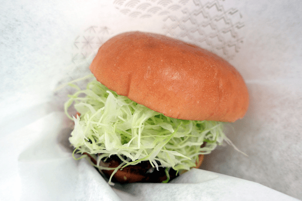 モスバーガー、「月見フォカッチャ」と「メンチカツチーズバーガー」を発売、秋の味覚さつまいもを使用したスイーツとドリンクも