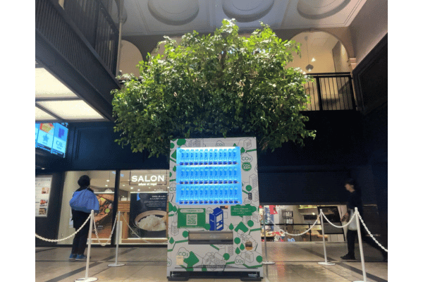 銀座に設置された「CO2を食べる自販機」特別仕様タイプ