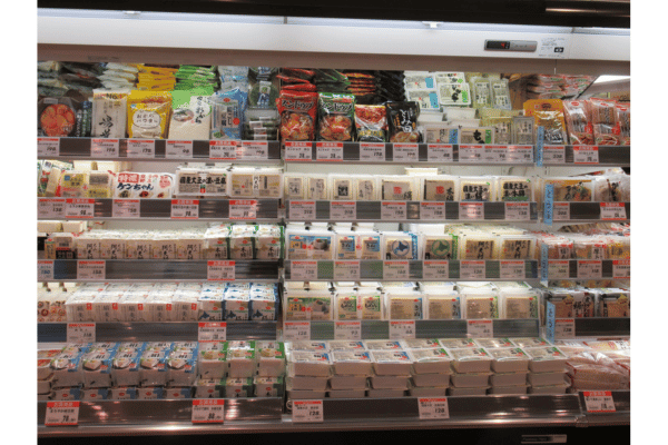 食品スーパーの豆腐売り場(イメージ)