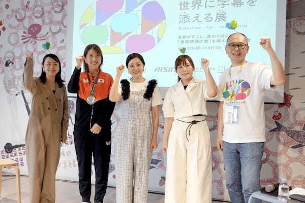 アイシン、東急プラザ原宿「ハラカド」で「YYSystem」を活用しコミュニケーションを可視化する「世界に字幕を添える展」を開催