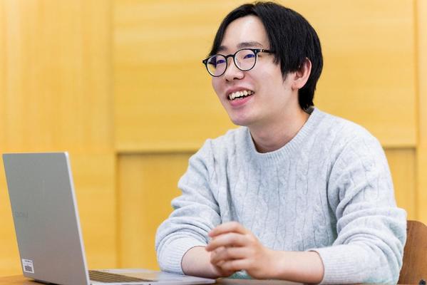 冷静さを失わず、自己成長を見据えるその眼差しの先に見る、AIの未来