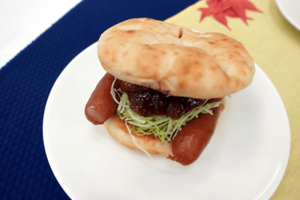 モスバーガー、「月見フォカッチャ」と「メンチカツチーズバーガー」を発売、秋の味覚さつまいもを使用したスイーツとドリンクも