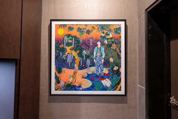 玄関先には、松山智一さんの作品が。鮮やかな色彩で、空間がパッと明るくなりインテリアとも調和していました。