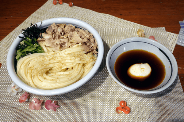 丸亀製麺、冷たいうどん「旨辛 豚つけ汁うどん」と「柑橘香る ねばとろ鶏ぶっかけうどん」を期間限定販売