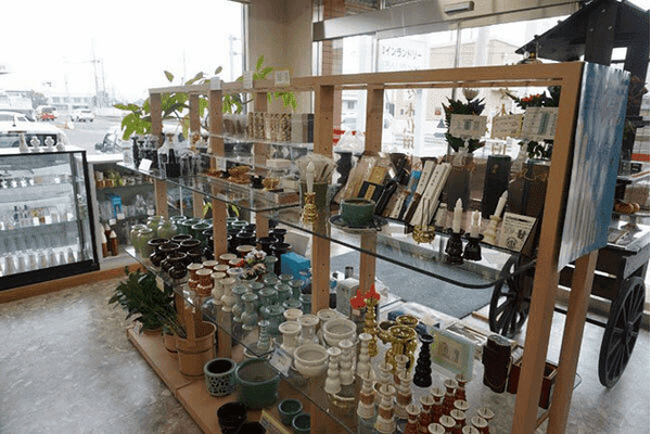 花立てやろうそく立てなどの仏具を販売している佐々木仏壇店の店舗