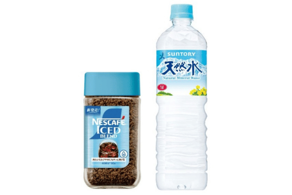 「ネスカフェ アイスブレンド」と「サントリー天然水」1L ペットボトル