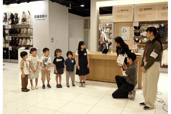 ユニクロ、「はじめてのコーディネート体験（MY FIRST OUTFIT）」イベントを開催、子どもの服選びをてぃ先生もサポート