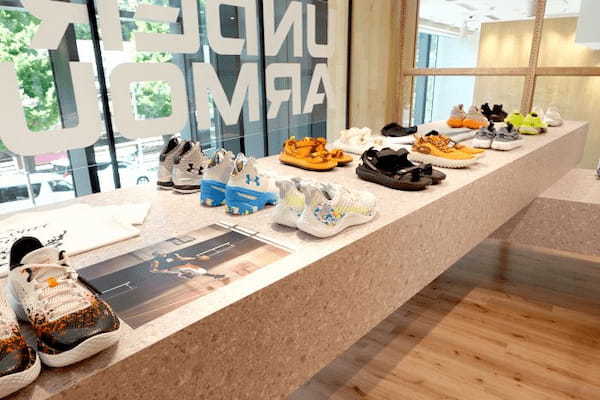 ドーム、アンダーアーマーがシューズに特化したポップアップストア「UNDER ARMOUR FOOTWEAR PARK」を東京・原宿にオープン