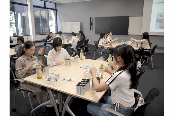 東京都、STEM分野での活躍を推進する女子中高生向けオフィスツアーをサントリーで開催、オリジナルフルーツティーの試作に挑戦