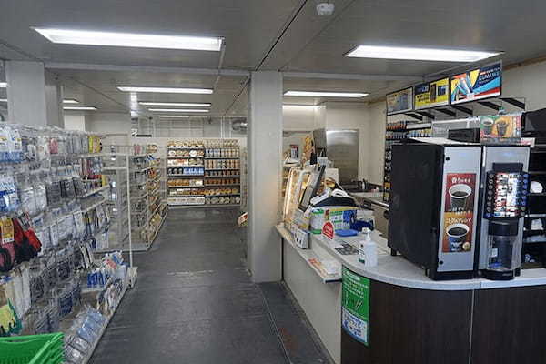 ファミリーマートが作業所内に出店、ニーズに応えた品揃えで好評