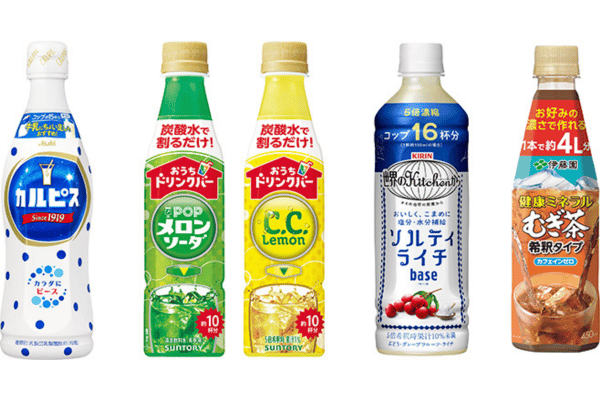 (左から)アサヒ飲料「カルピス」、サントリー食品インターナショナル「おうちドリンクバー」シリーズ、キリンビバレッジ「世界のKitchenから ソルティライチベース」、伊藤園「健康ミネラルむぎ茶(希釈タイプ)」