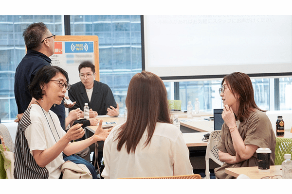 フリータイムで話し合うメンバー