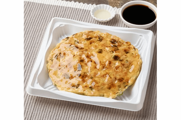ファミリーマート、大阪外食産業協会とコラボの「ねぎ焼やまもと監修 ねぎ焼(牛すじこんにゃく)」などを関西地方限定で発売