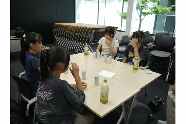 東京都、STEM分野での活躍を推進する女子中高生向けオフィスツアーをサントリーで開催、オリジナルフルーツティーの試作に挑戦