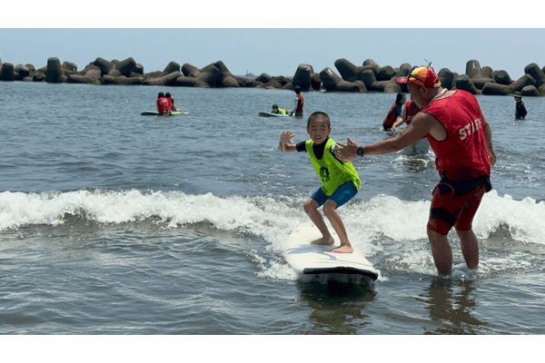 サーフィンを通じて海の大切さを伝えたい!世界大会の入賞実績を持つプロサーファーが教える「海の学校」とは?