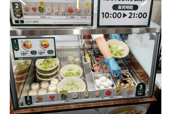 お店で仕上げる「できたてBOWL SALAD」売り場の様子