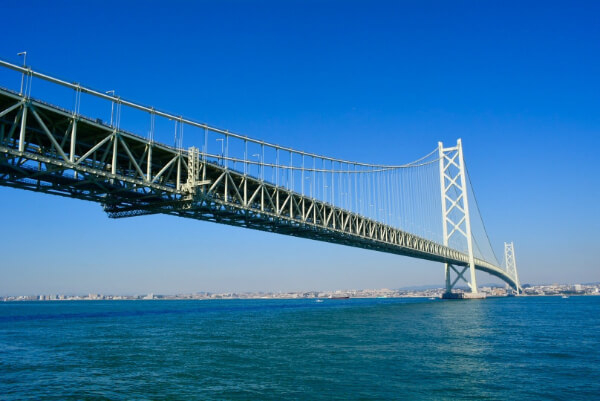 神戸市と淡路市を結ぶ日本一の吊り橋「明石海峡大橋」によって淡路島へ気軽にアクセスできる