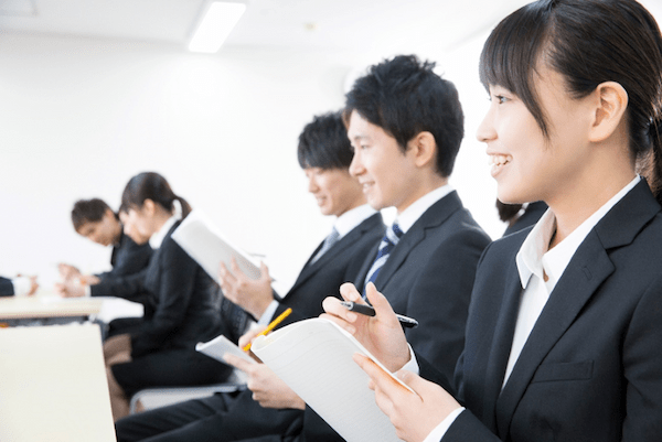 【面接官の実践ガイド】採用面接の流れや新卒・中途面接の質問例77選、準備などを解説