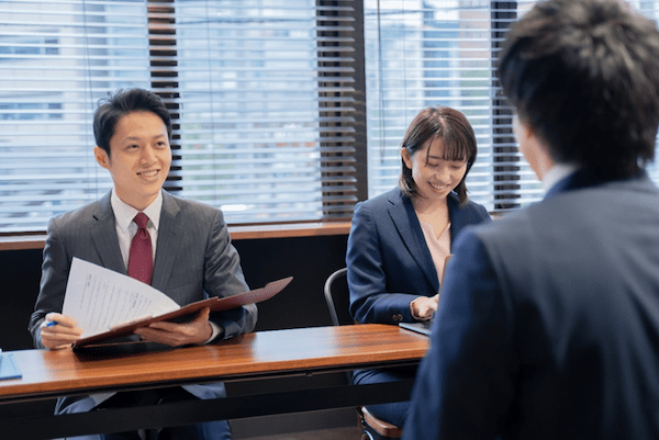 【面接官の実践ガイド】採用面接の流れや新卒・中途面接の質問例77選、準備などを解説