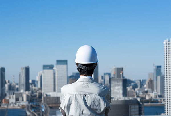 【建設分野の中途採用】他産業に比べ人材確保が困難で、外国人労働者が1年間で3万人以上増加