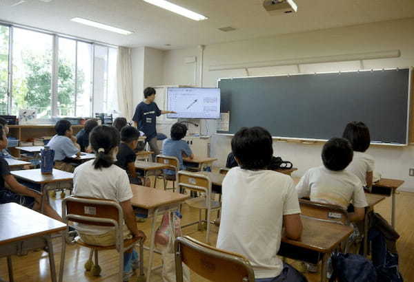 フライウィール、東京・世田谷の松沢小学校で「夏のワクワク体験教室」を開催、紙飛行機大会の実習を通してデータ活用を学ぶ