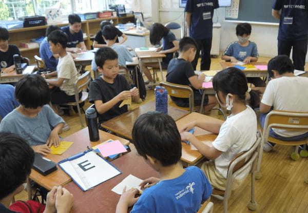 フライウィール、東京・世田谷の松沢小学校で「夏のワクワク体験教室」を開催、紙飛行機大会の実習を通してデータ活用を学ぶ