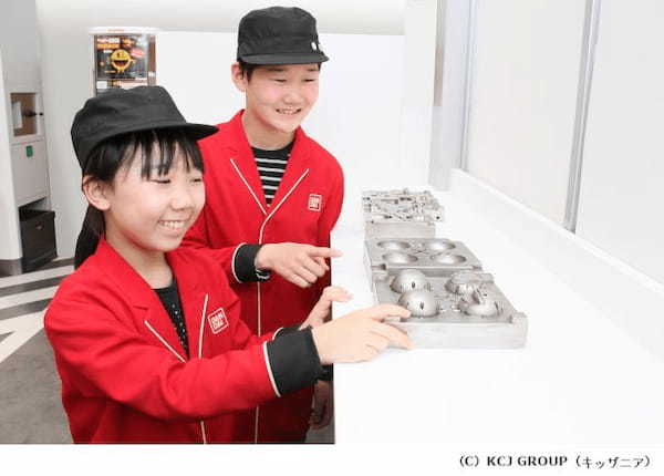 バンダイ、「キッザニア東京」に「おもちゃ工場」パビリオンをオープン、岡崎紗絵さんが参加のオープニングセレモニーを開催